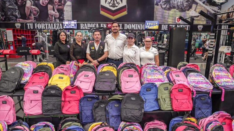 Recibió Carlos Peña Ortiz mochilas y kits escolares para más de 200 estudiantes