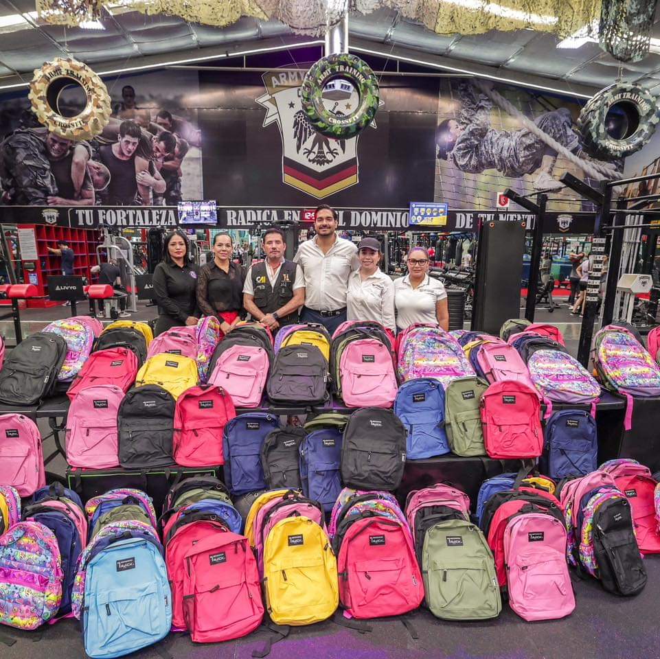 Recibió Carlos Peña Ortiz mochilas y kits escolares para más de 200 estudiantes