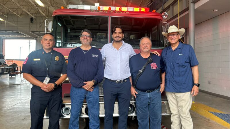 Donó Mayor de Mercedes, Tx., camión de bomberos al Presidente Carlos Peña Ortiz