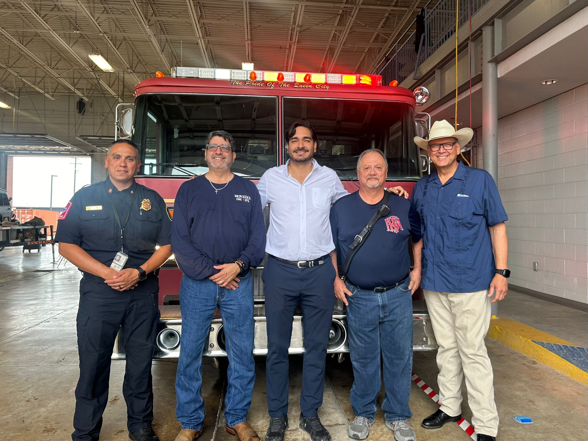 Donó Mayor de Mercedes, Tx., camión de bomberos al Presidente Carlos Peña Ortiz