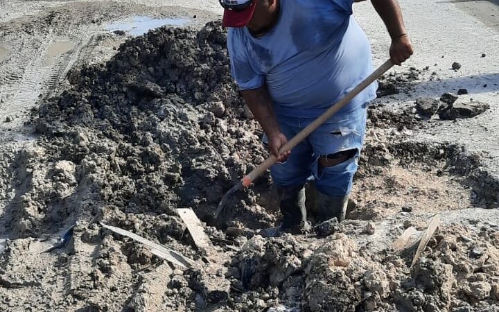 Trabaja COMAPA en reparación de fuga de agua en Villa Esmeralda