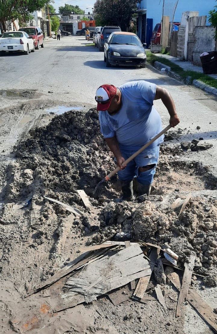 Trabaja COMAPA en reparación de fuga de agua en Villa Esmeralda