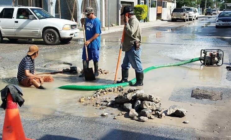 Reparó COMAPA línea de conducción en colonia Arcoíris