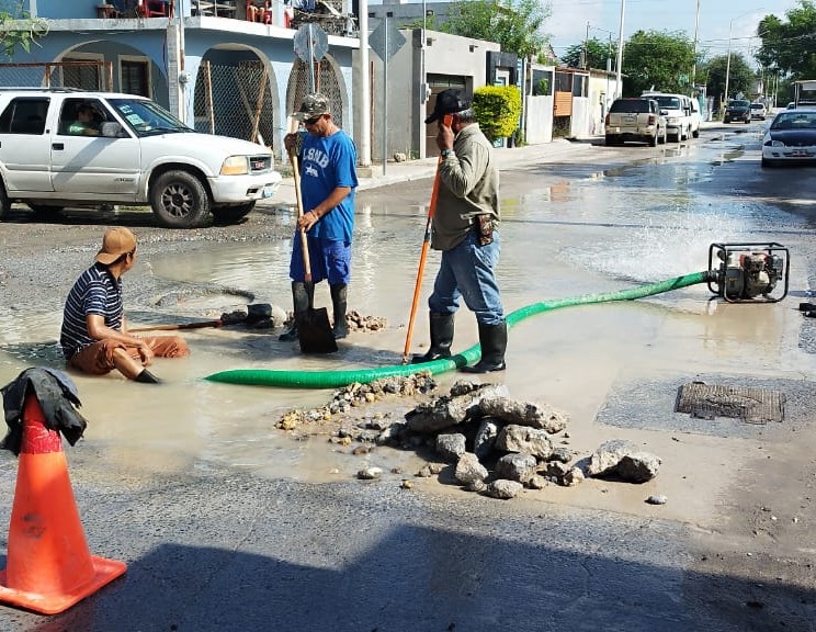 Reparó COMAPA línea de conducción en colonia Arcoíris