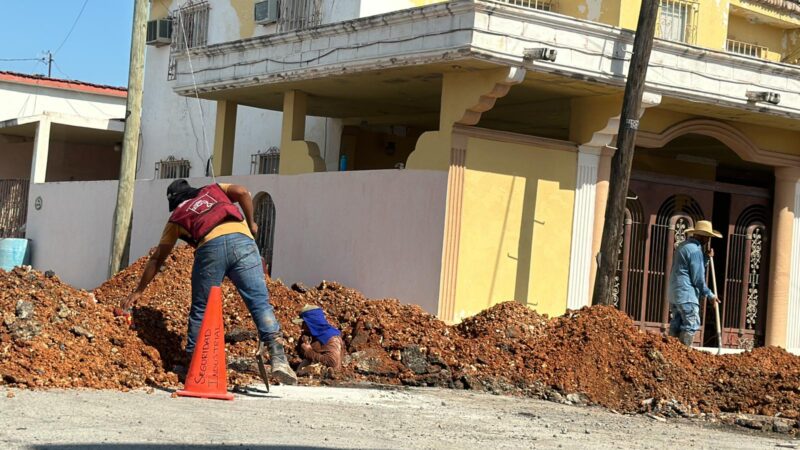 Trabaja Comapa en rehabilitación de drenaje sanitario en la colonia Laredo