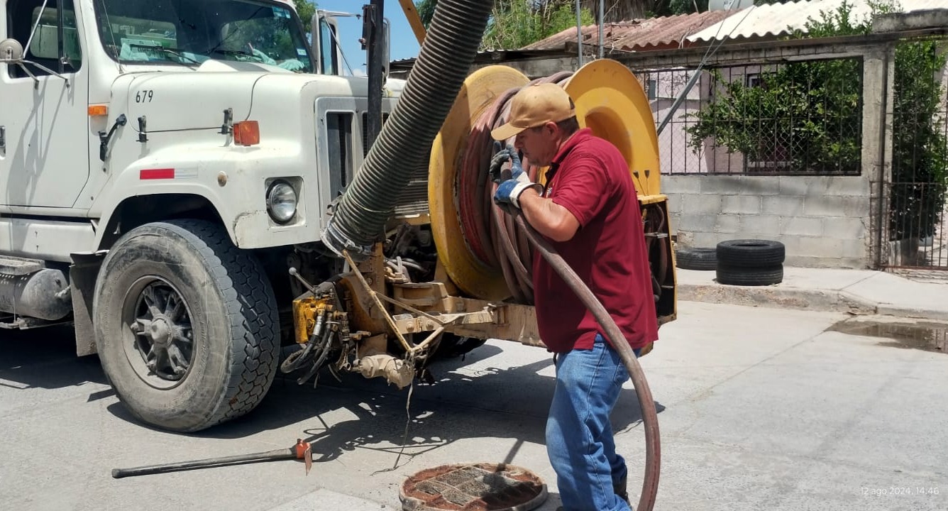 Desazolva Comapa drenaje sanitario en la colonia Pedro J. Méndez