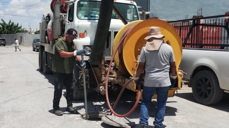 Sondeó COMAPA drenaje sanitario en diferentes sectores