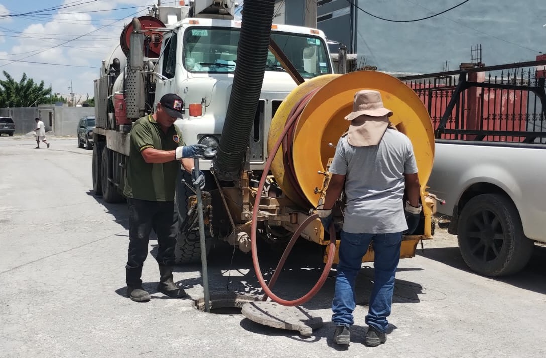 Sondeó COMAPA drenaje sanitario en diferentes sectores