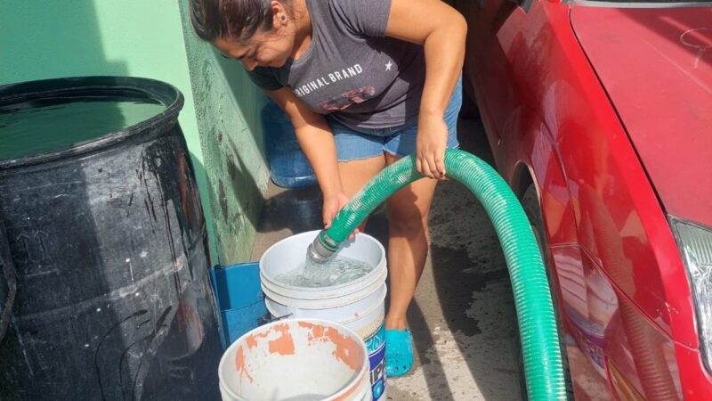 Repartió COMAPA agua potable por medio de pipas en diferentes sectores