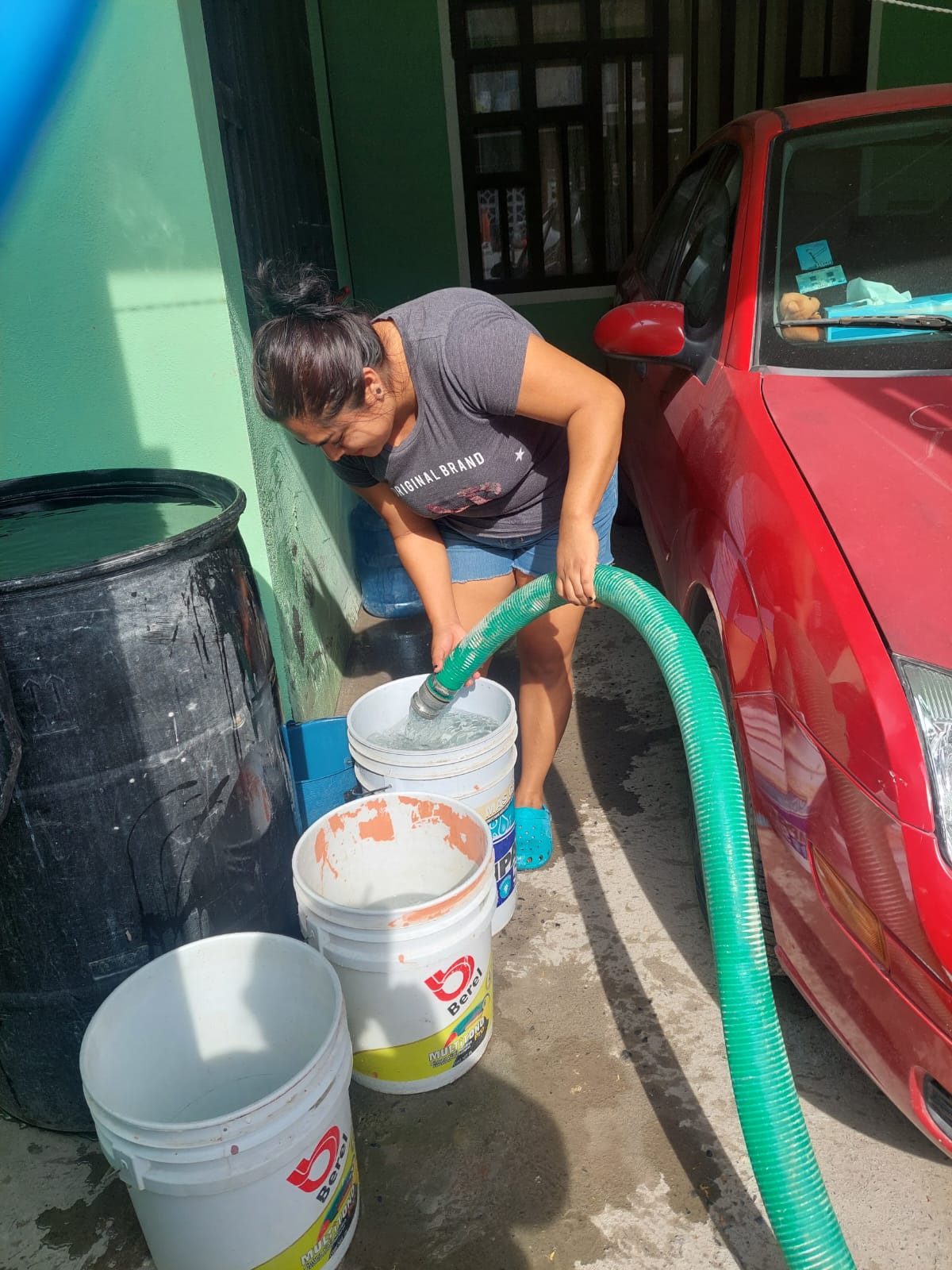 Repartió COMAPA agua potable por medio de pipas en diferentes sectores