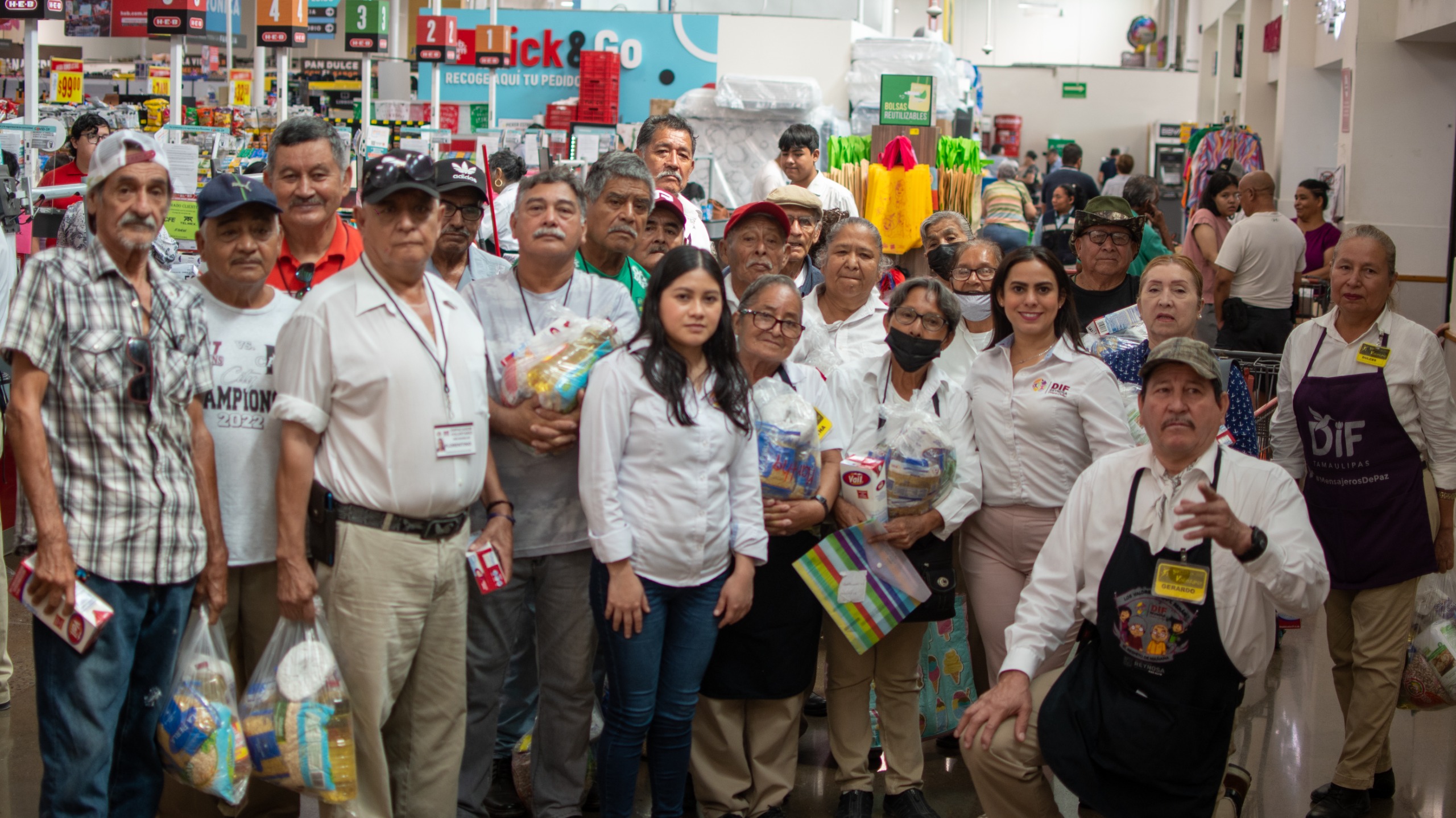 Entrega DIF Reynosa canasta básica a abuelitos empacadores