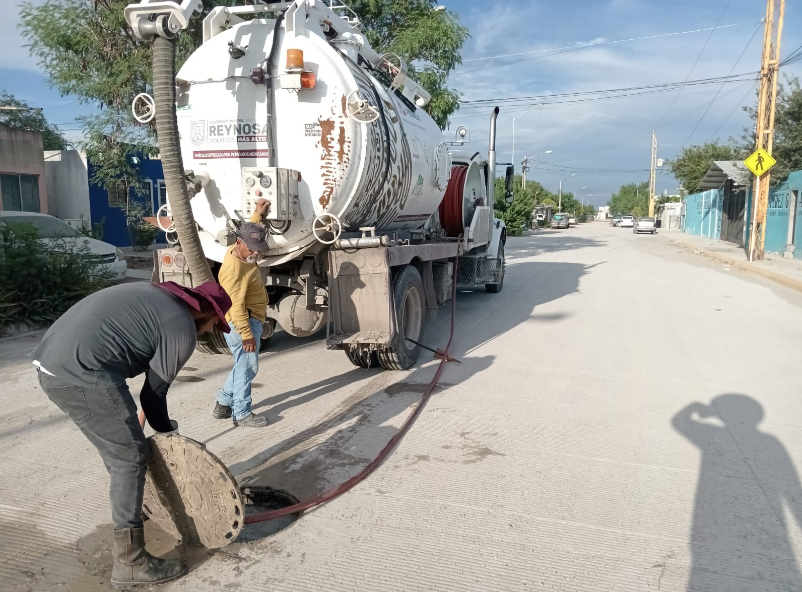 Desazolva COMAPA drenaje sanitario en fraccionamiento San Valentín