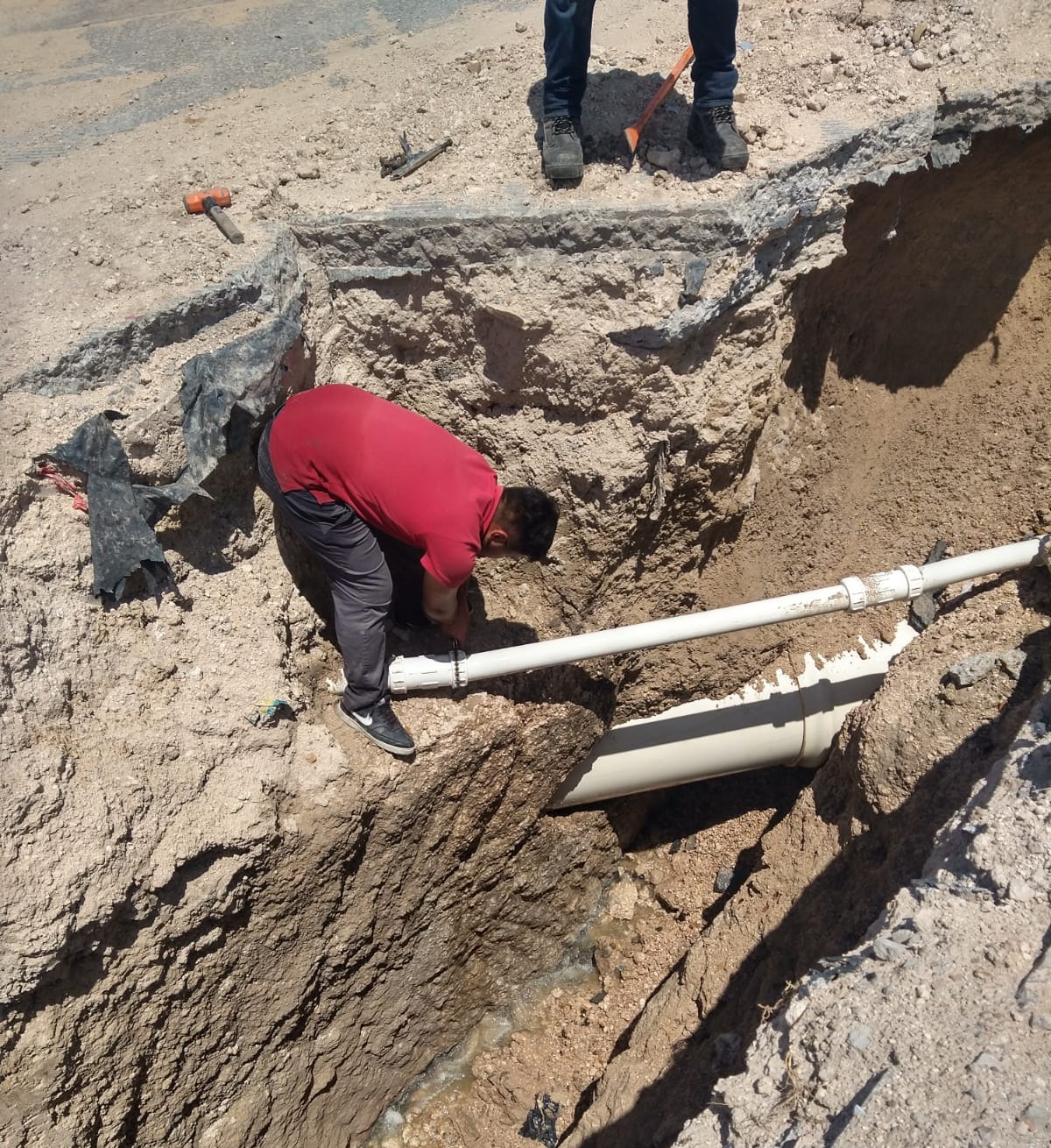 Reparó COMAPA fugas de agua en colonias 5 de diciembre y Jarachina Norte