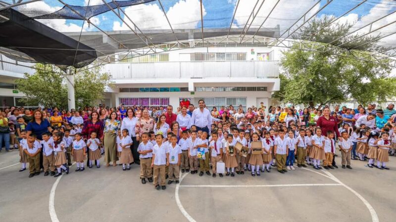 Iluminó sonrisas infantiles la entrega de zapatos y útiles por parte del Alcalde Carlos Peña Ortiz