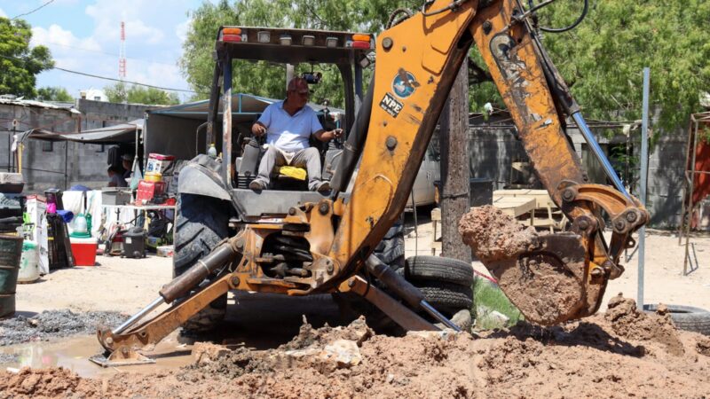 Trabaja COMAPA en la reparación de una fuga de agua potable en la Zona Centro