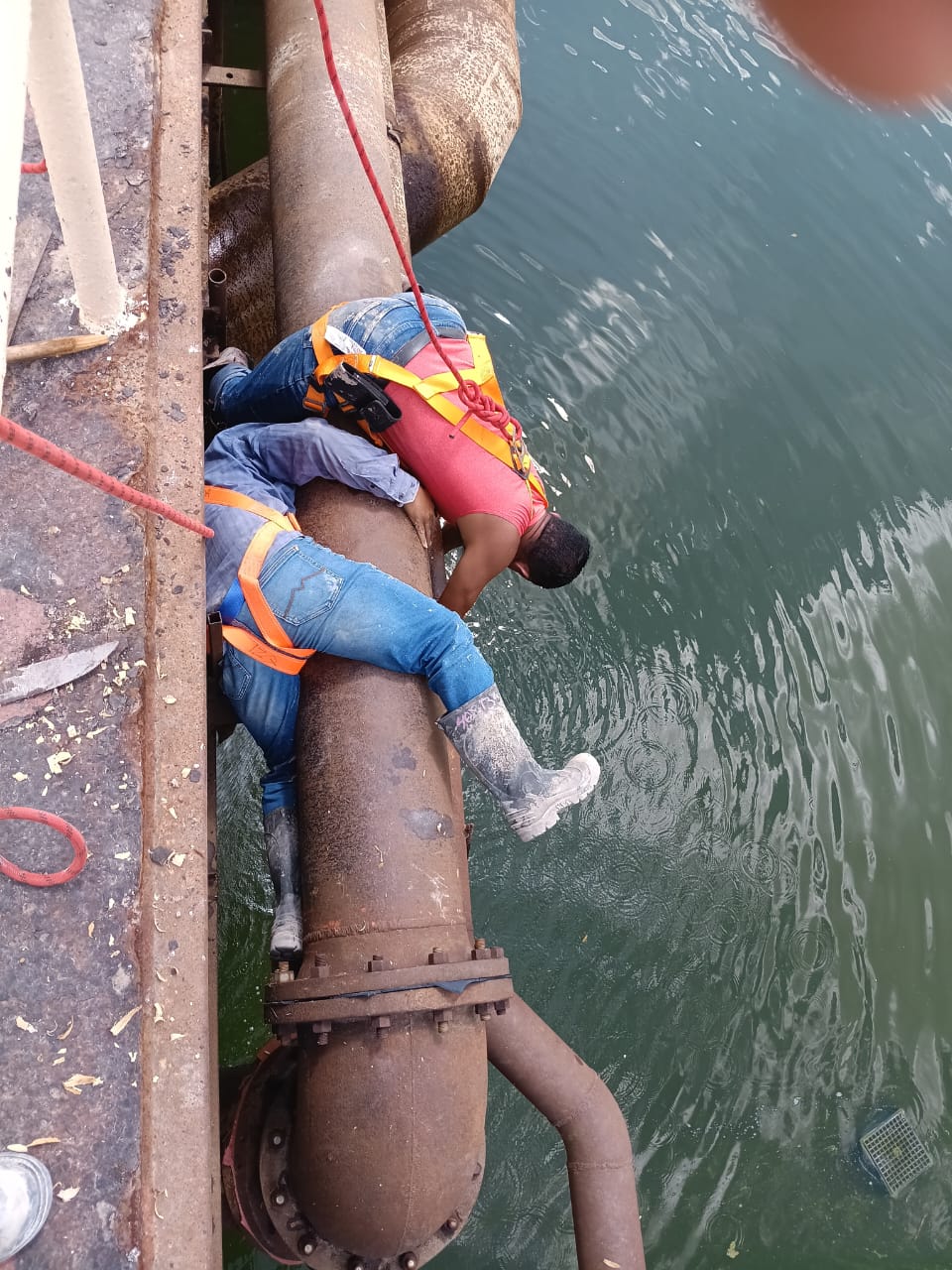 Reparó COMAPA fuga de agua potable sobre Puente Negro del Canal Anzalduas