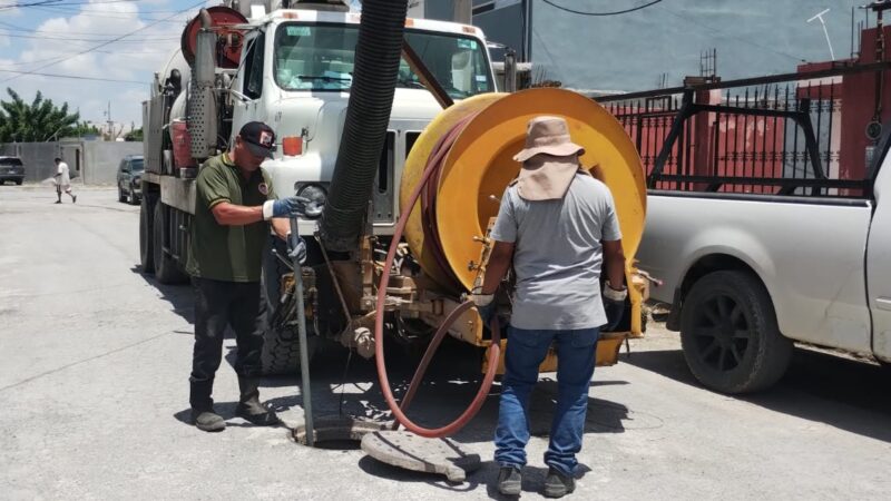 Sondeó COMAPA drenaje sanitario en varios sectores de la ciudad