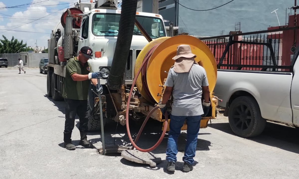 Sondeó COMAPA drenaje sanitario en varios sectores de la ciudad