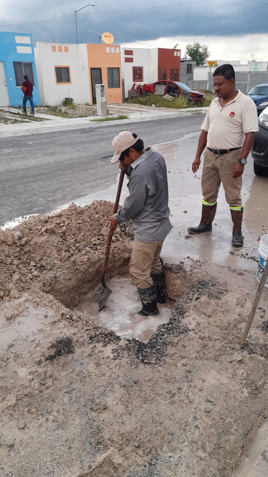 Reparó COMAPA fugas de agua potable en la colonia Hacienda del Sol