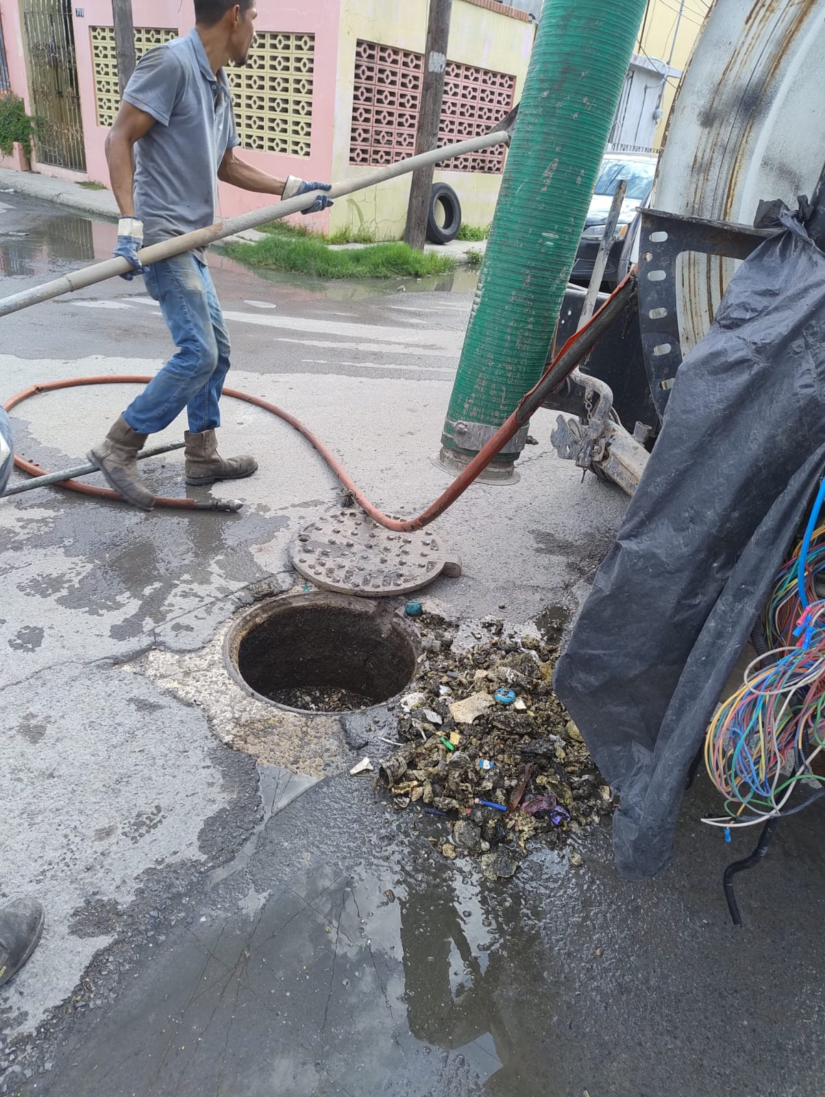 Atendió COMAPA fuga de agua residual en la colonia La Cañada