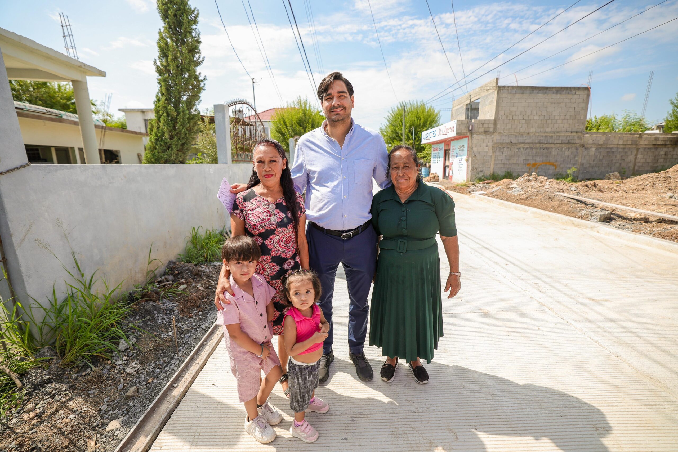 Acompañaron vecinas de la Independencia a Carlos Peña Ortiz en supervisión de obra por más de 4 MDP