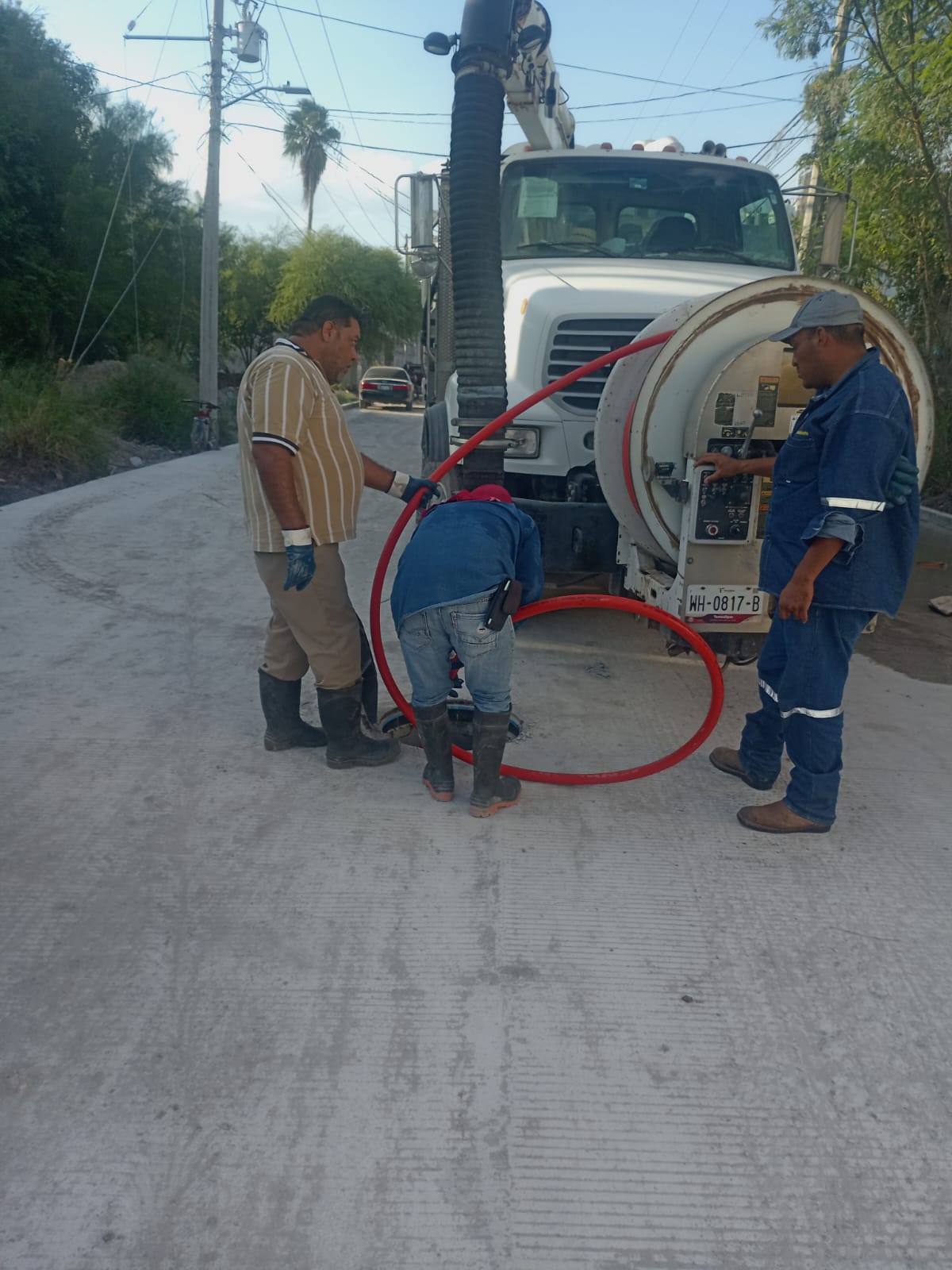 Sondeó COMAPA drenaje sanitario en la colonia Campestre