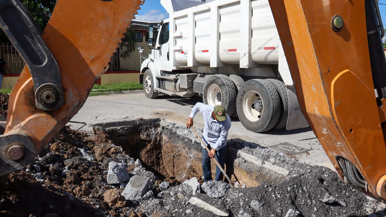 Trabaja COMAPA en la rehabilitación de drenaje sanitario en la colonia Del Río